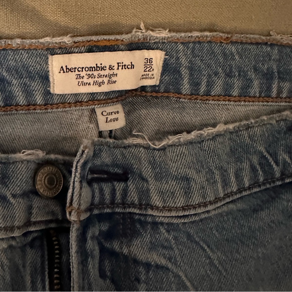 Abercrombie light wash distressed 90’s straight jeans